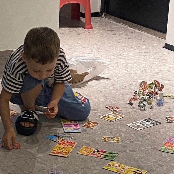Child using 25/30PCS 3D DIY Paper Jigsaw Puzzles