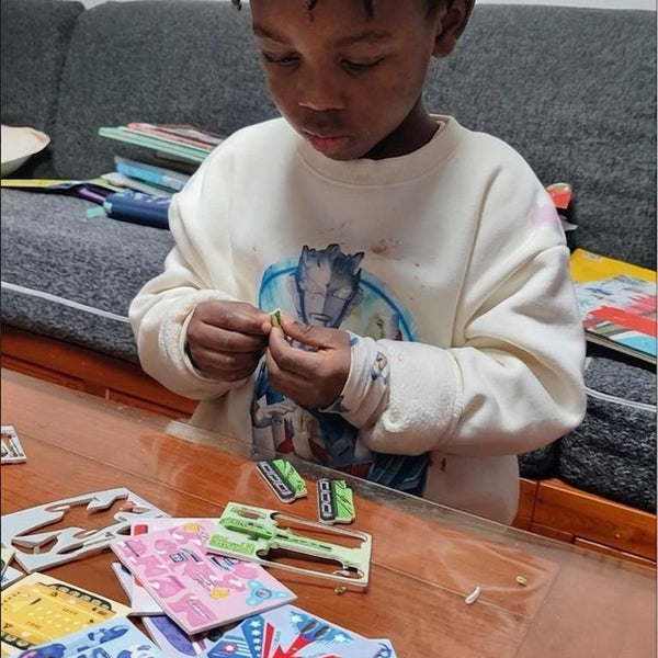 Child using 25/30PCS 3D DIY Paper Jigsaw Puzzles